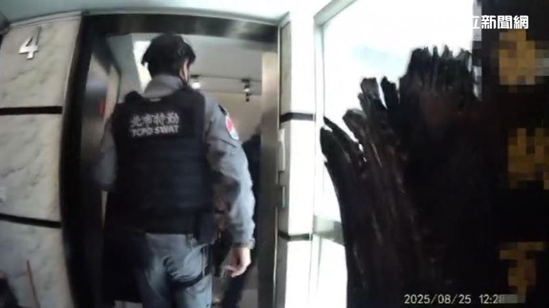 檢警全副武裝抵達四海幫總部地點