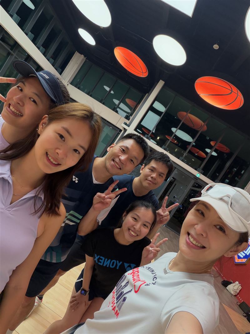 不少網友留言驚訝說，合照中竟然有李洋。（圖／賈永婕FB）