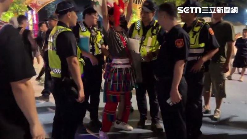 日前一名原住民青年在豐年節表達訴求，卻遭到警方查驗身分強制驅離，警方事後說法一改再改