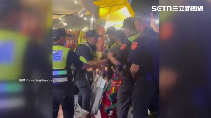 原住民青年站路口表達訴求，不願成為花蓮王政治宣傳，遭花蓮分局員警查身分強制驅離。（圖／翻攝自Threads @bajiong1994）