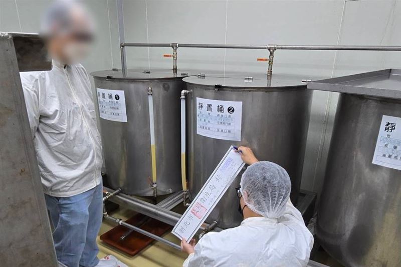 接獲業者通報苦茶油檢出苯駢芘不合格,新北衛生局展開封存未販售油品。(圖/新北市衛生局提供)