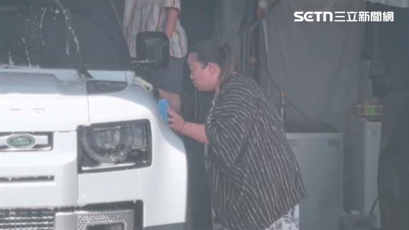 網紅蔡阿嘎昔日元老級員工蘿拉拿著洗車工具一步一步做中學