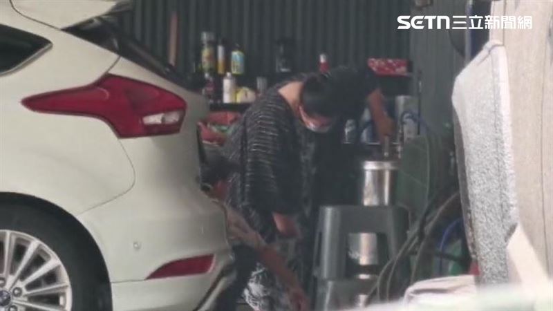網紅蔡阿嘎昔日員工蘿拉如今被發現悄悄現身桃園一間二手車行,從基層員工重新做起,沉寂兩年再度曝光