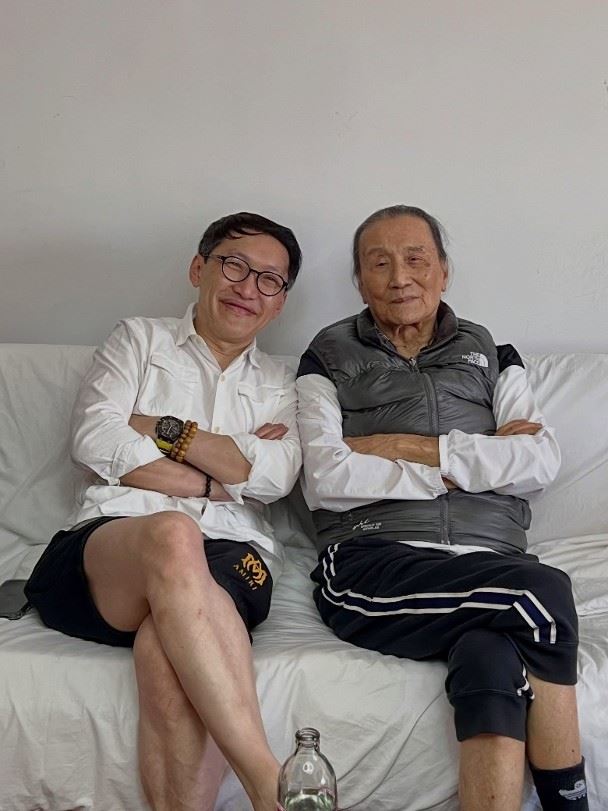 89歲謝賢因肺炎離世,名醫好友楊毅敏首度公開四哥病逝前,卸下明星光環的真實居家狀態。(圖/翻攝自楊毅敏IG)