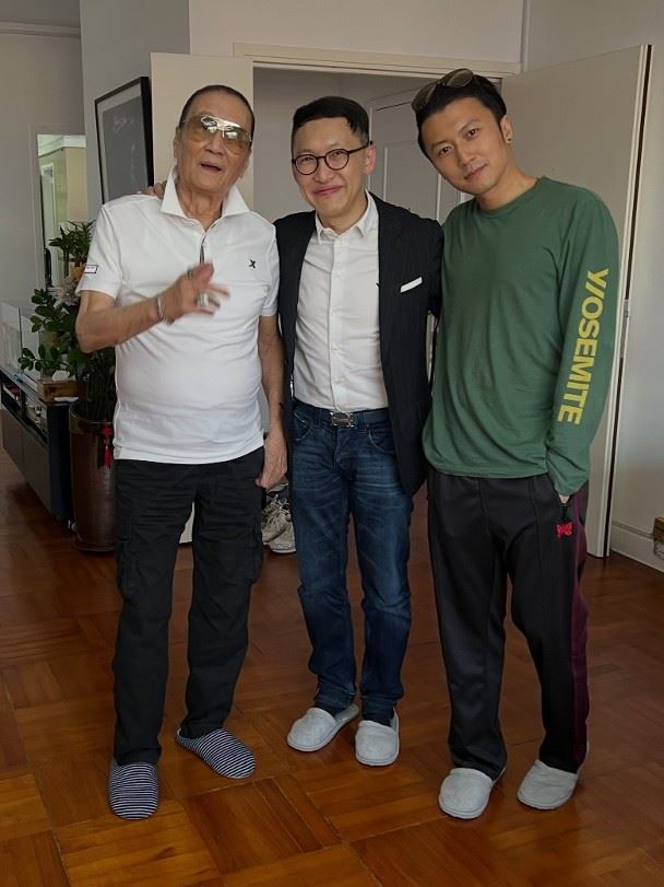 名醫好友楊毅敏公開與謝賢的合照,兒子謝霆鋒陪伴在側。(圖/翻攝自楊毅敏IG)