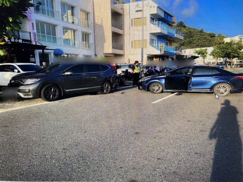 陳男開車行經南灣路時撞上另一輛小客車。（圖／翻攝畫面）