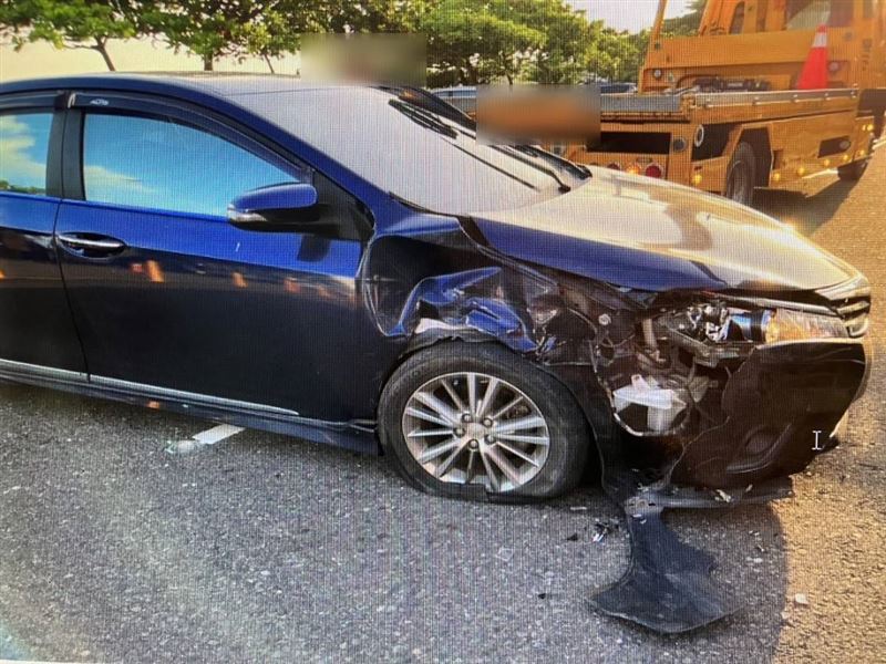 陳男疑似毒駕撞車，因不明原因碰撞另輛小客車。（圖／翻攝畫面）