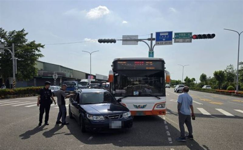 林女開車因不明原因與BRT公車發生碰撞。(圖/翻攝畫面)