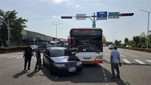 碰撞BRT公車！50歲女頭部重擊車窗急送醫