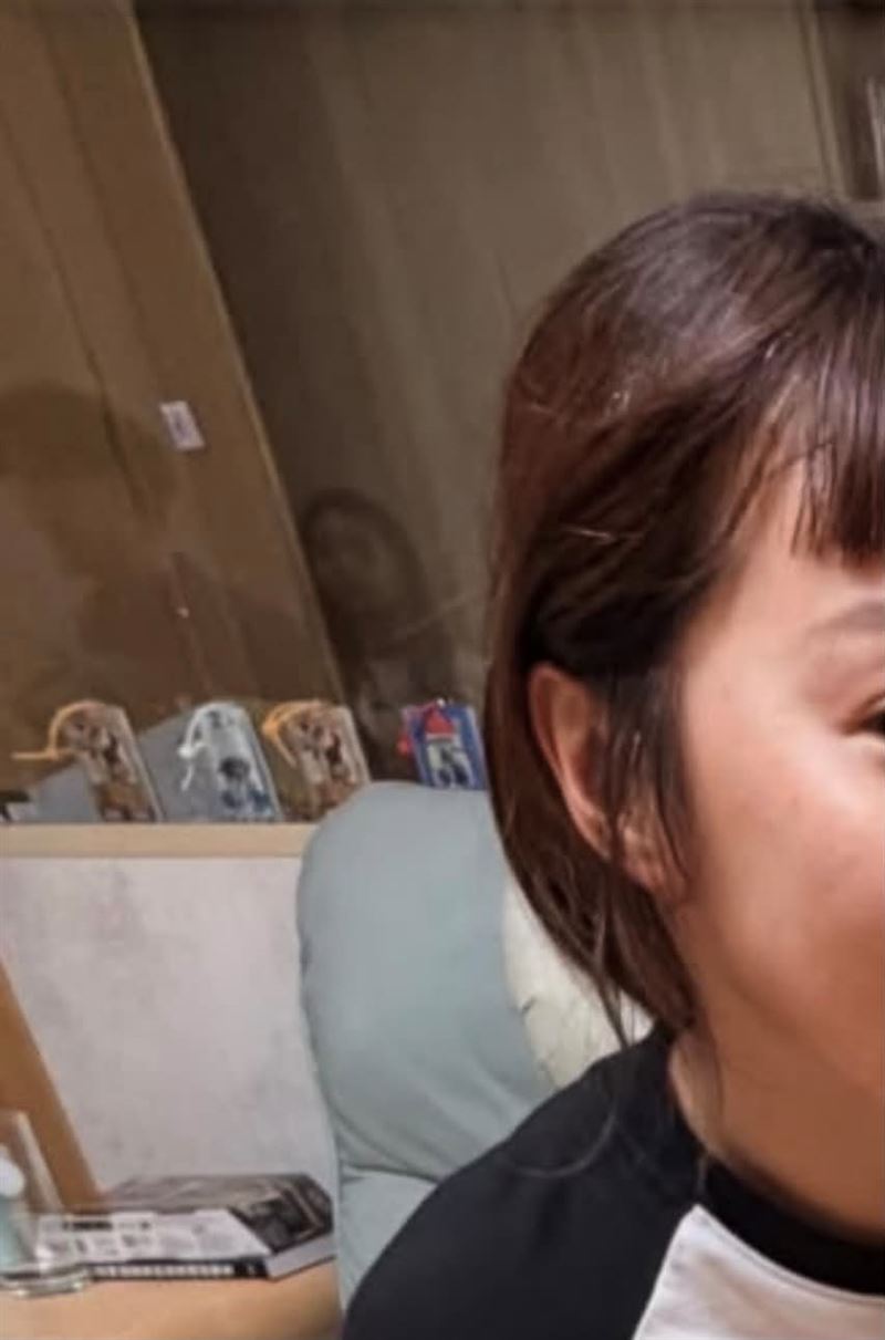 網友在洪嘉璘的IG慶生貼文中，意外透過玻璃倒影發現蔡阿嘎與二伯的身影。（圖／翻攝自洪嘉璘IG）