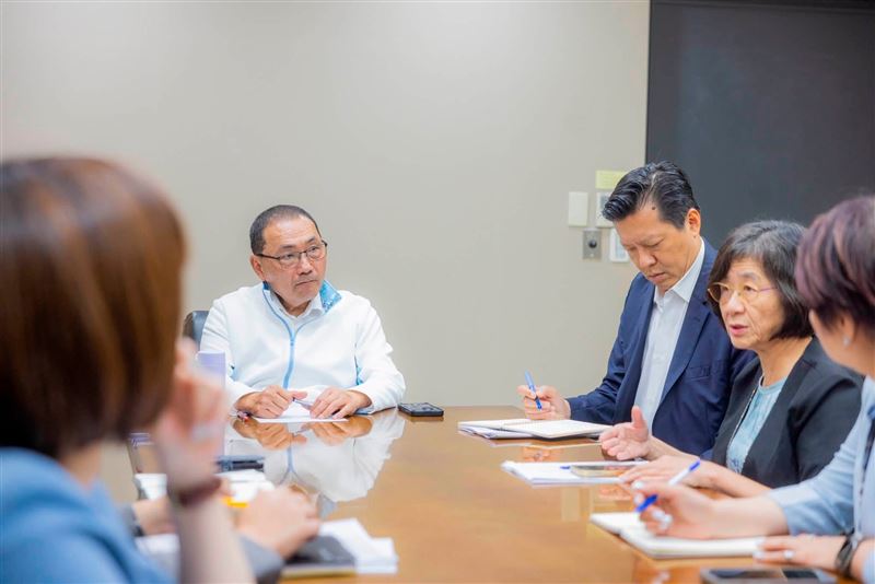 侯友宜22日親自主持跨局處相關會議，並指示團隊會同食藥署直奔第一線稽查。（圖／翻攝自侯友宜臉書）