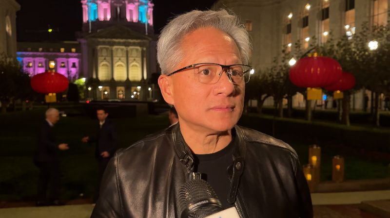 輝達（NVIDIA）執行長黃仁勳夫婦為支持創意發展，捐贈田納西州范德比大學7500萬美元（約新台幣24億），助其打造舊金山校區的藝術設計學院。圖為黃仁勳2025年到舊金山歌劇院觀賞「孫悟空」演出。（圖／中央社）