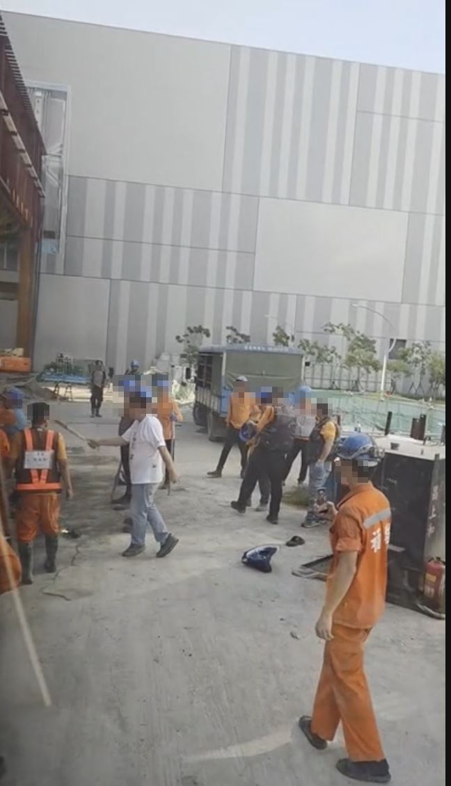 火爆畫面曝光！台積電南科工地「棒球隊」出動，包商進場順序喬不攏棍棒齊飛。（圖／民眾提供）