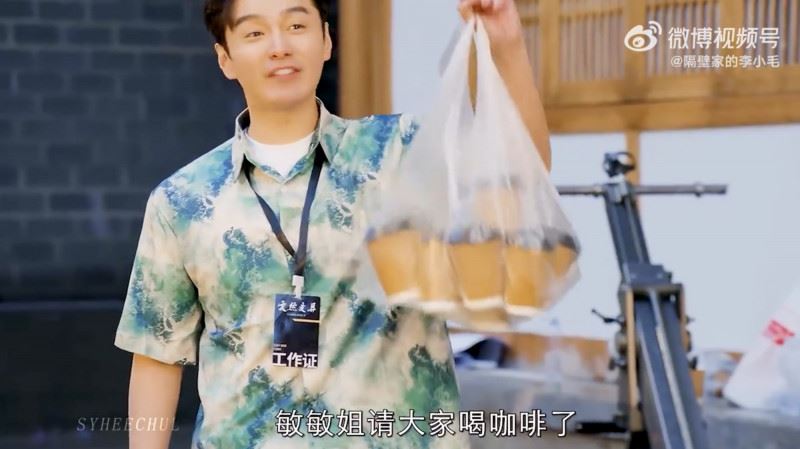 中國翻拍版本中由經紀人提著咖啡進片場，被認為神似黃迪揚在《影后》飾演的經紀人「壁虎」。（圖／翻攝自微博）