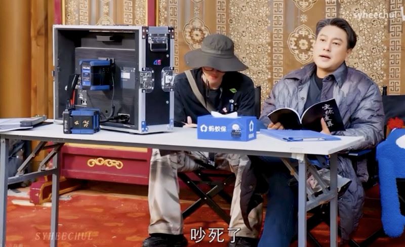 朱孝天（右）在《影后》翻拍版中飾演導演，嫌經紀人送飲料讓現場太吵。（圖／翻攝自微博）
