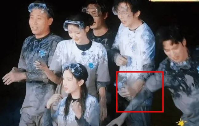 事情起因於兩人日前共同錄製綜藝節目《地球超新鮮》，節目中劉宇寧為配合遊戲效果，推了龔俊一把，導致對方掉入泥淖。（圖／翻攝自微博）