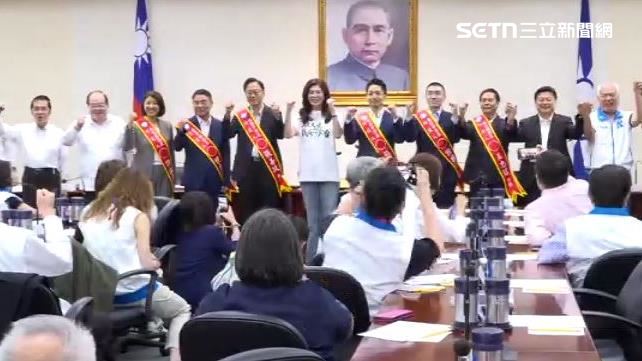 國民黨中常會正式徵招，黨主席鄭麗文親自宣布徵召選連任