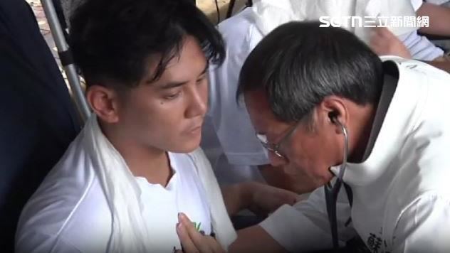 蘇清泉幫藍營小雞檢查身體狀況
