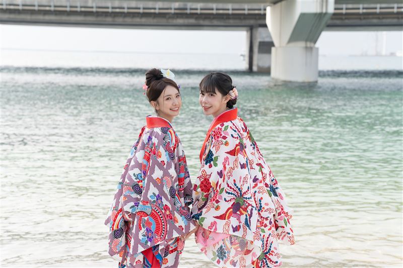 禾羽(左)、梓梓換上和服。(圖/杰斯汀整合行銷提供提供)