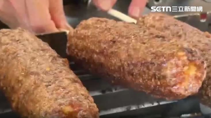 屏東潮州這間烤玉米以「烤生玉米的方式」，邊烤邊刷醬