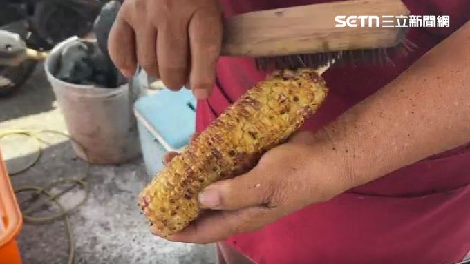 烤玉米好吃的秘訣，將烤焦的皮刷破後回烤，讓醬料入味