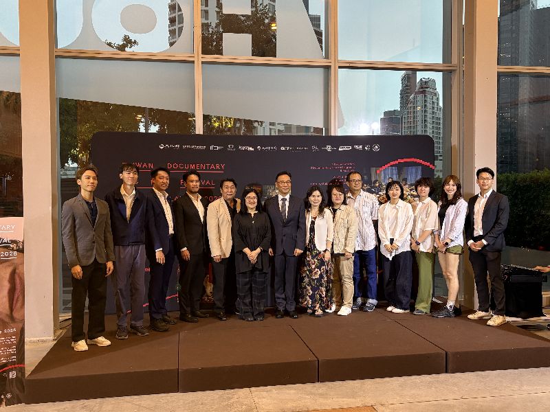 泰國台灣電影展22日晚間在曼谷House Samyan電影院開幕,駐泰代表藍夏禮(左7)、文化組組長田又安(右7)與泰方主辦單位、導演及與會貴賓合影。(圖/中央社)