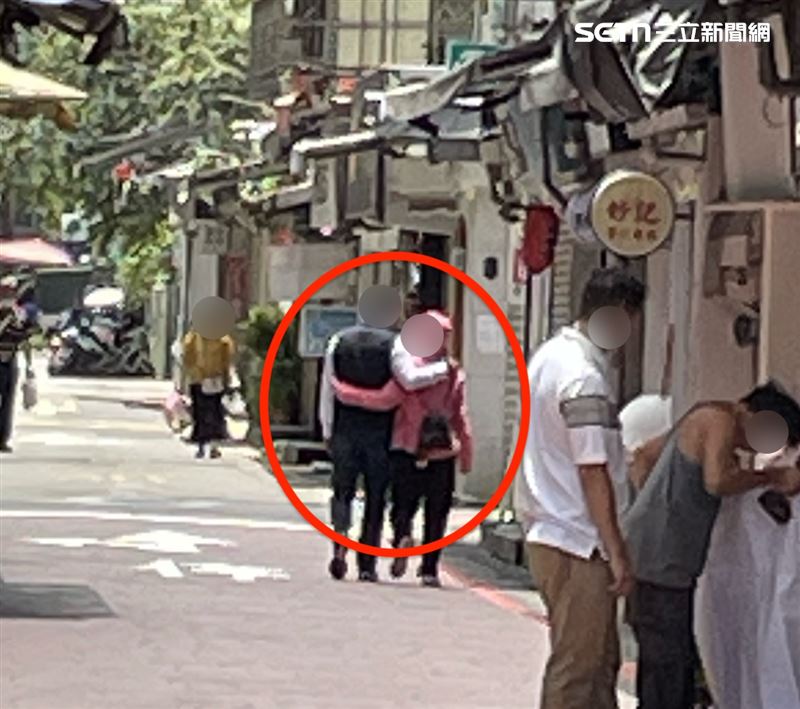 T男在台北市街頭直擊妻子與Y男互動親密。（圖／T男提供）