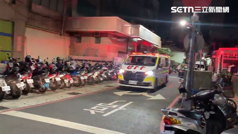 大樓管理員和警方進進出出，手持手電筒照來照去，光源在深夜裡格外顯眼。（圖／翻攝畫面）