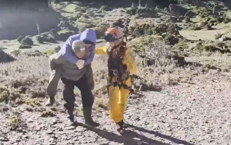 男登山客出現急性肺水腫的高山症症狀，需及時就醫，緊急申請空中救援。(圖／翻攝畫面)