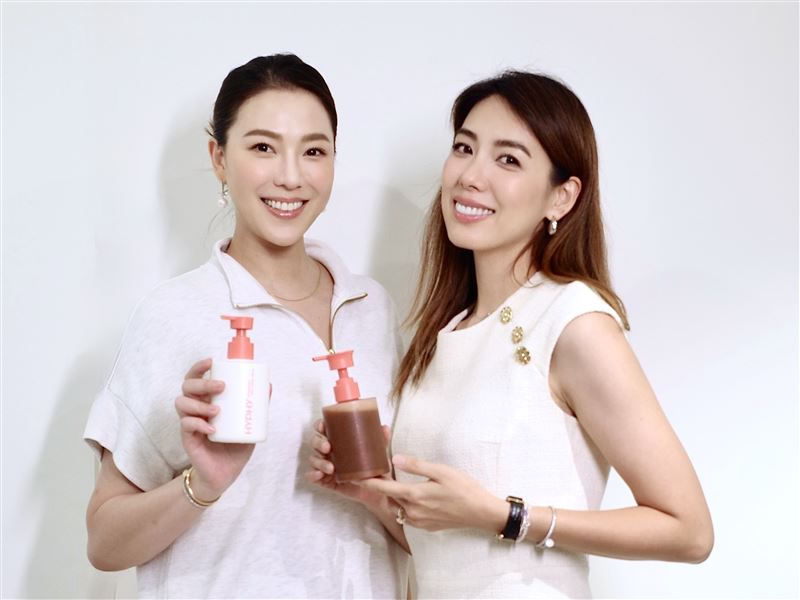 由林又立（左）、林可彤（右）創立的保養品牌HYPHY邁入第9年。（圖／HYPHY提供）