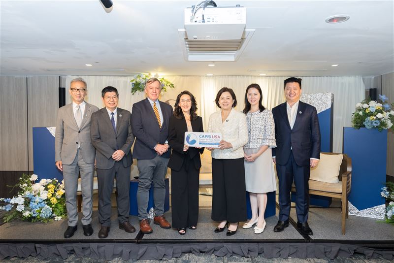 薇閣中學今年暑假與美國亞利桑那州立大學（ASU）合作推出「跨域科技專題營」。（圖／薇閣中學提供）
