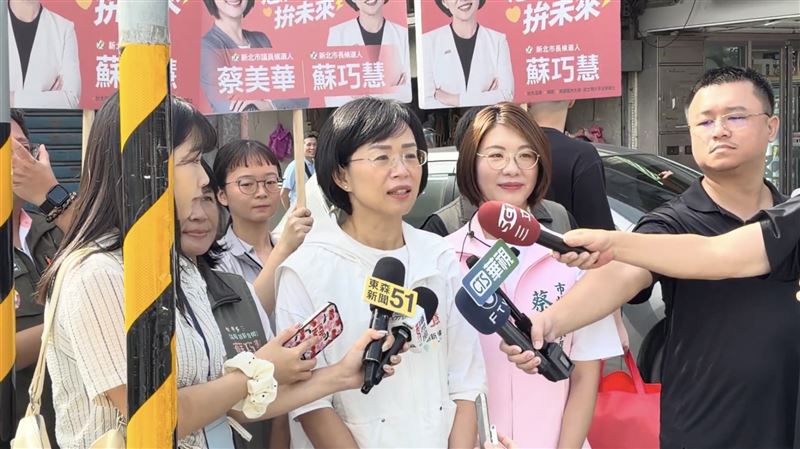 蘇巧慧赴汐止橫科市場掃街時受訪(圖/蘇巧慧競辦提供)