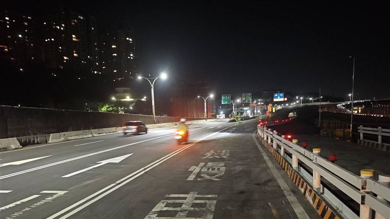 關渡大橋前民權路拓寬工程分三階段辦理，將於7月27日至28日及8月4日至6日，施工期間將採夜間作業並實施車道調撥與部分封閉措施。（圖／新北工務局提供）