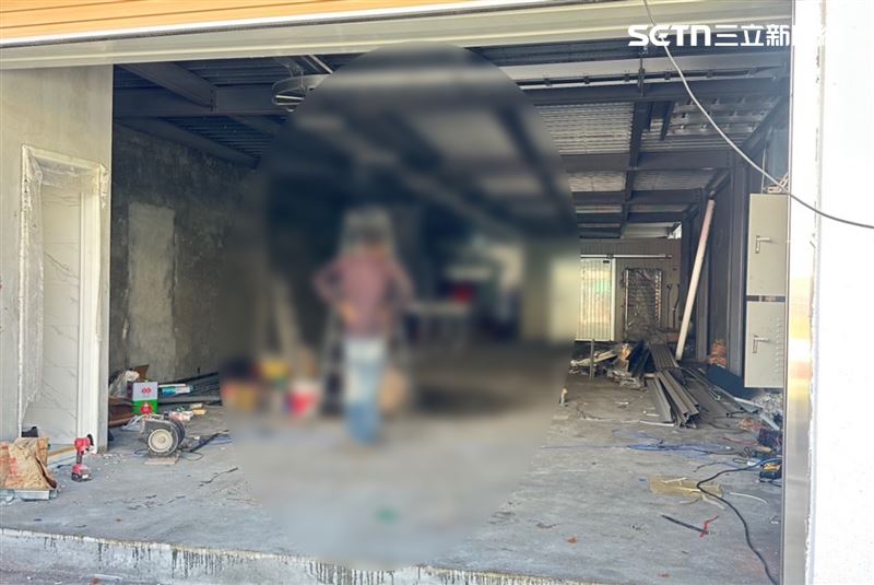 現場畫面曝光，已有大型冷凍冰櫃進駐，從裸露的管線來看，施工才進行到一半，沒想到憾事發生了。（圖／翻攝畫面）