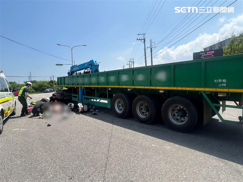 台1線苗栗通霄路段發生死亡車禍，騎士與曳引車碰撞，傷重不治。（圖／翻攝畫面）