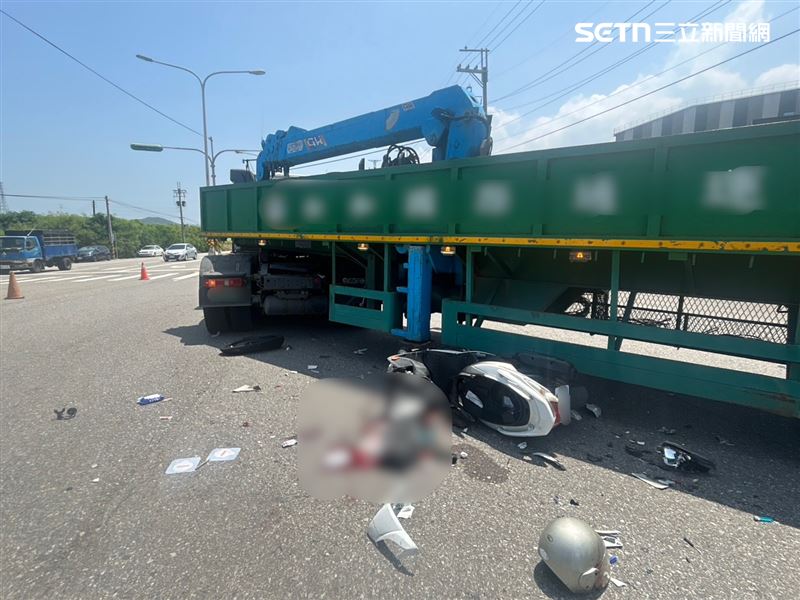 台1線苗栗通霄路段發生死亡車禍，騎士與曳引車碰撞，傷重不治。（圖／翻攝畫面）