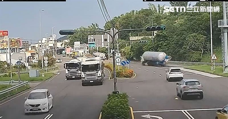 國3苗栗通霄交流道匝道口發生恐怖車禍，一輛槽車過彎太快失控翻覆。（圖／翻攝畫面）