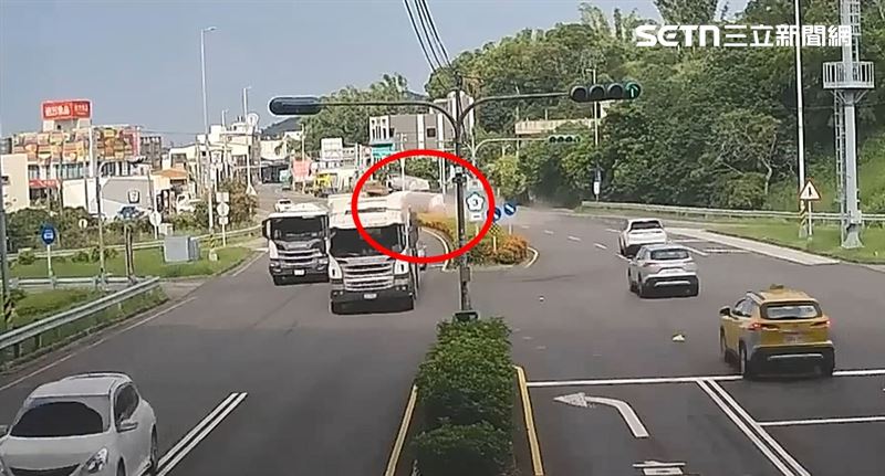 國3苗栗通霄交流道匝道口發生恐怖車禍，一輛槽車過彎太快失控翻覆。（圖／翻攝畫面）