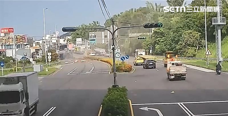 國3苗栗通霄交流道匝道口發生恐怖車禍，一輛槽車過彎太快失控翻覆。（圖／翻攝畫面）