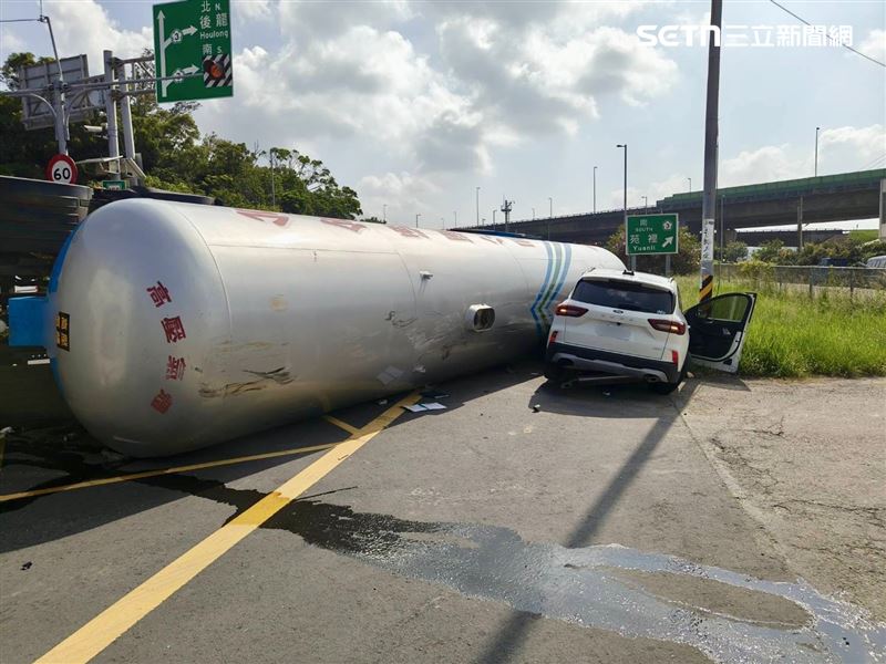 對向路過的休旅車慘遭夾擊，幸好女駕駛僅輕傷、未送醫。（圖／翻攝畫面）