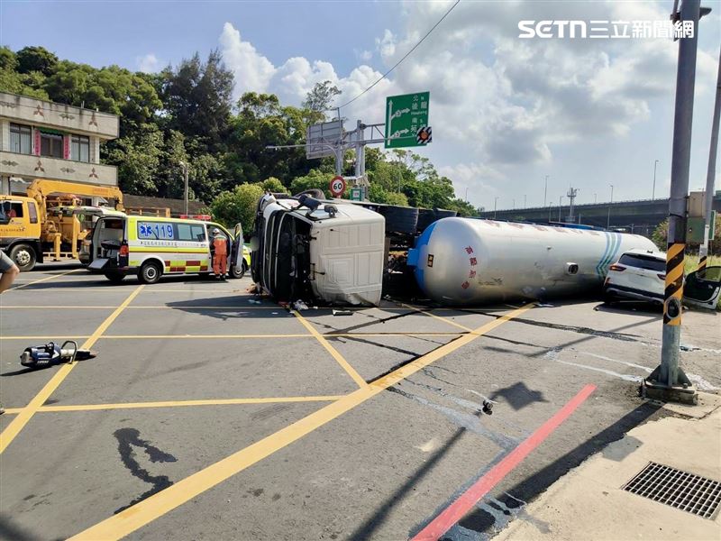 對向路過的休旅車慘遭夾擊，幸好女駕駛僅輕傷、未送醫。（圖／翻攝畫面）