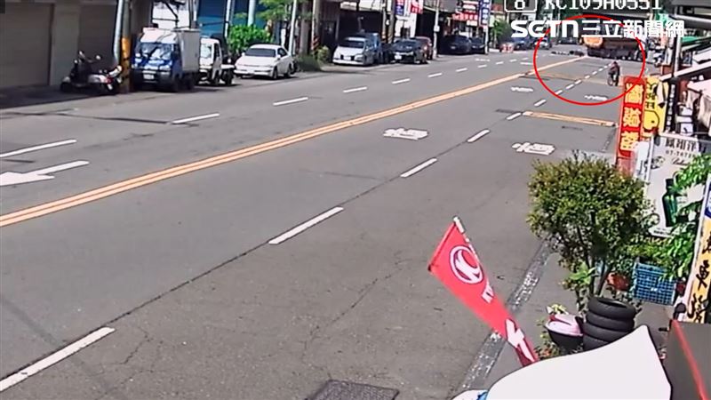 倉庫,酒測,砂石車,監視器,重機,殘影,車禍,死亡,鳳山,高雄(圖/翻攝畫面)