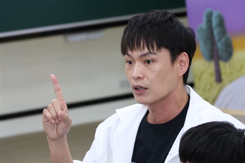 黃鐙輝談健康狀況。(圖/記者鄭孟晃攝影)