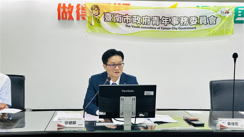 徐健麟副秘書長代表市長黃偉哲主持,督導局處施政納入青年觀點。(圖/臺南市府提供)