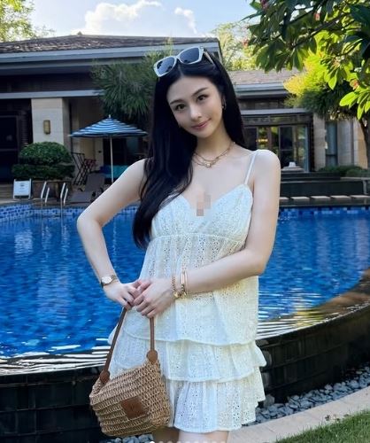 不少網友留言大讚邱淑貞拍照技術出色，「媽媽太會拍了」、「每張都像時尚雜誌封面」、「不愧是最美星二代」，也有人直呼沈月完美遺傳母親的高顏值與明星氣場。（圖／翻攝自沈月IG）