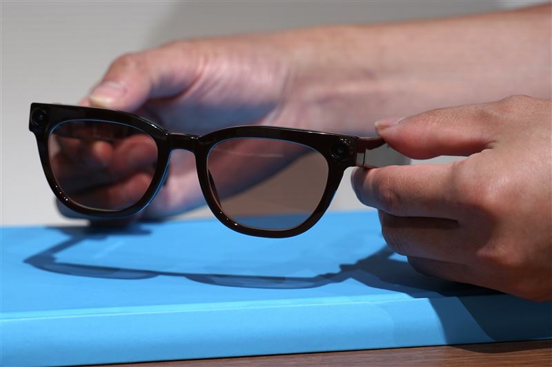 三星與Google展示全新智慧眼鏡Warby Parker以簡約經典的設計風格，展現歷久彌新的品牌特色。（圖／三星提供）
