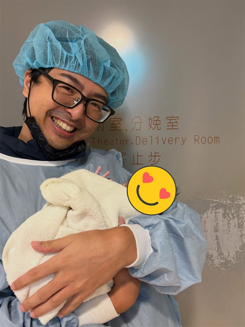 丁特開心當爸。(圖/翻攝自丁特臉書)