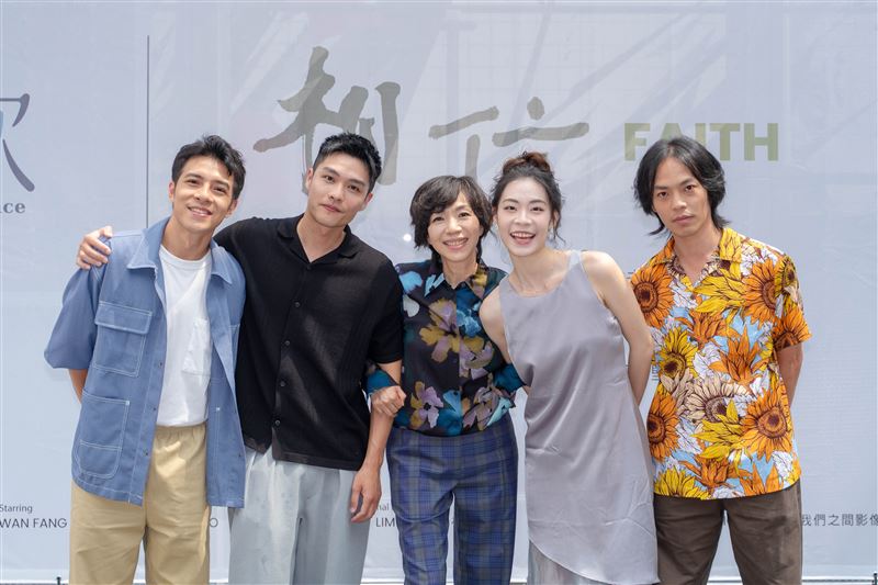 (左起)吳海寧、徐裕傑、主演萬芳、林琦恩、蔡哲文出席《銀髮白之歌》系列電視電影《相信》首映記者會。(圖/大愛提供)
