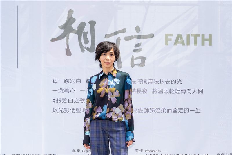 萬芳在片中飾演不識字卻韌性驚人的水果攤販。(圖/大愛提供)