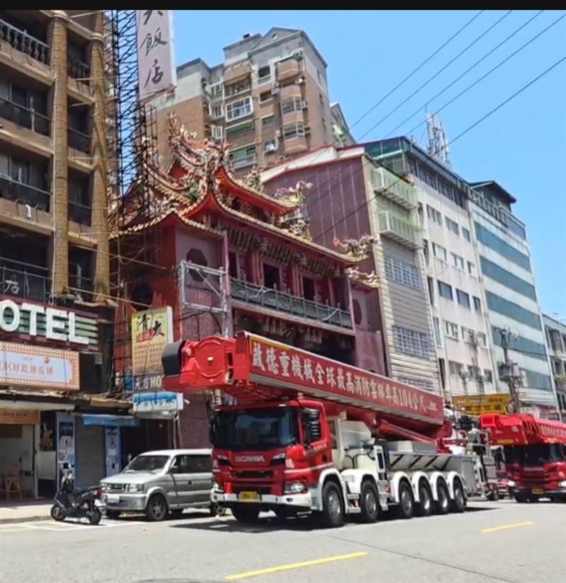 「竹北吊車大王」胡漢龑自購第二台104公尺高的消防雲梯車。（圖／胡漢龑提供）